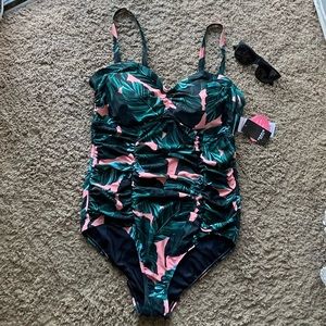 • MAKE AN OFFER • NWT Torrid Peach Palm Ruched One Piece Swimsuit - Size 1